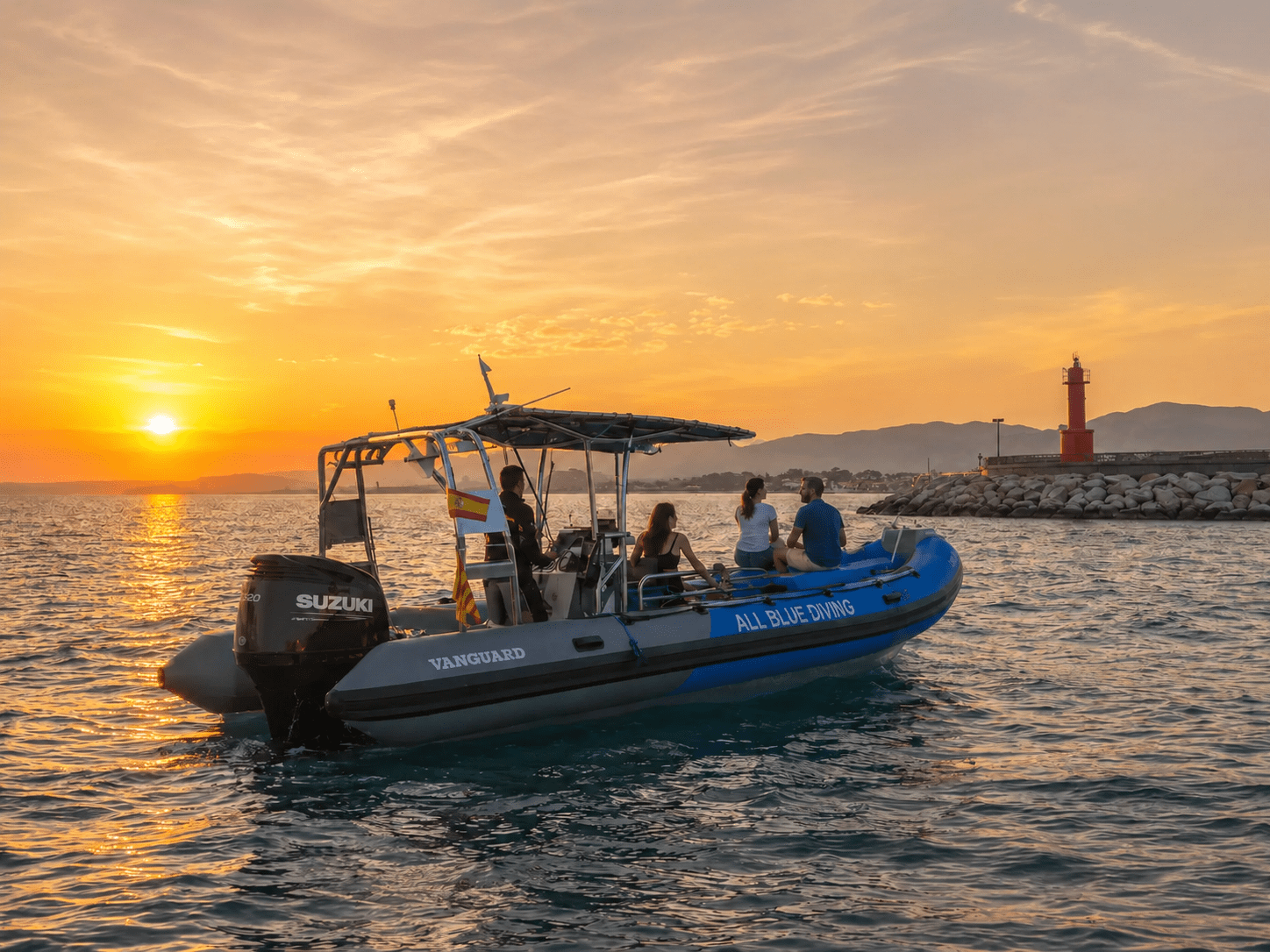 Atardecer en barco con snorkel y aperitivo en Cambrils