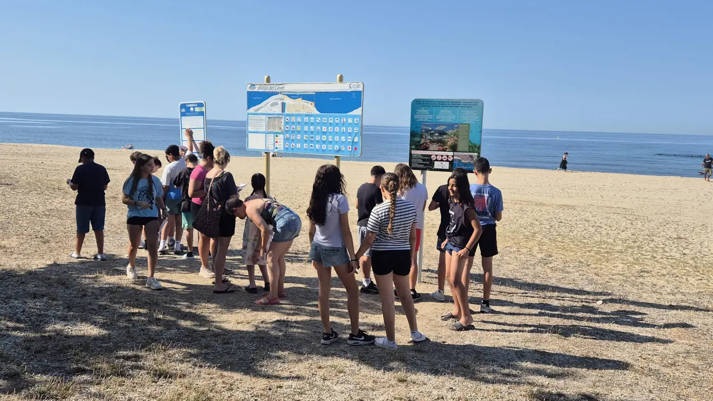 Alumnos realizando la actividad de búsqueda de información y observación en la playa