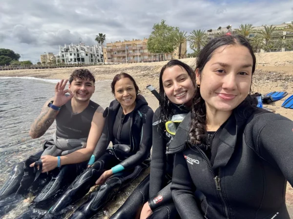 Grupo preparado para hacer snorkel en Cambrils