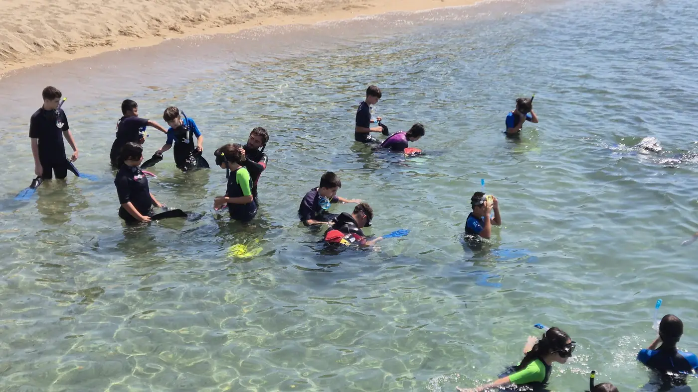 Alumnos practicando snorkel en la playa de Cambrils