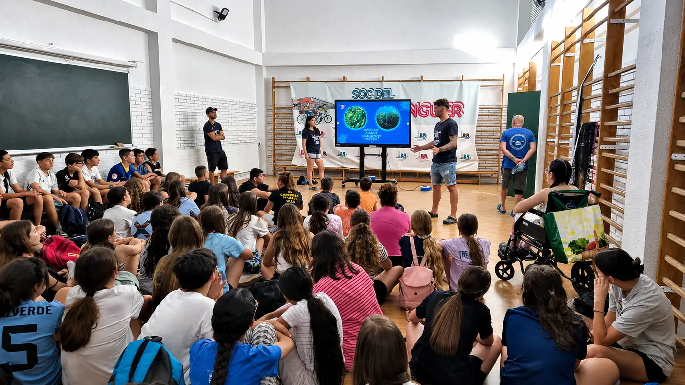Alumnos durante la charla sobre posidonia y snorkel en Cambrils